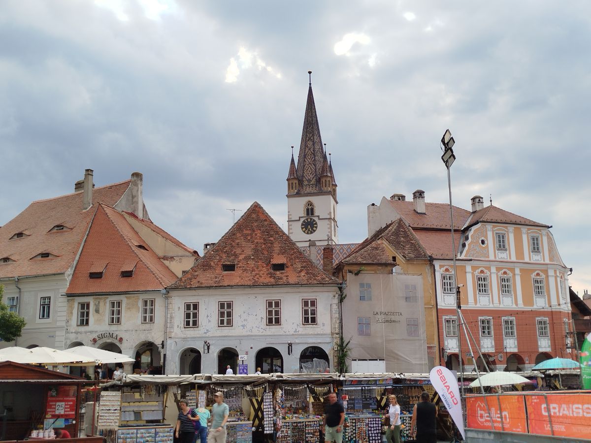 Tarabe colorate in Piata Mica din Sibiu, cu turnul cu ceas