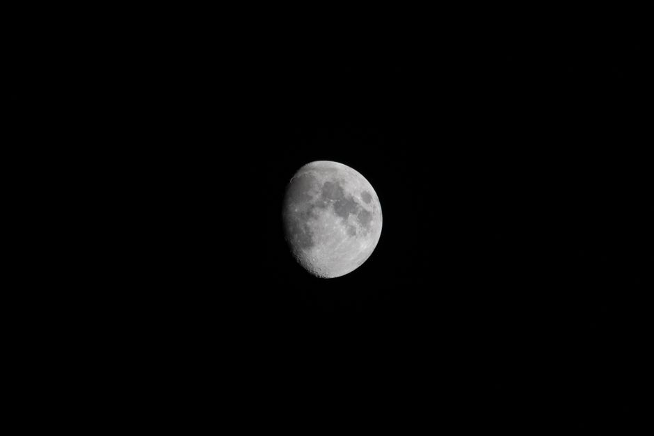 Missão espacial Artemis II com astronauta em órbita lunar