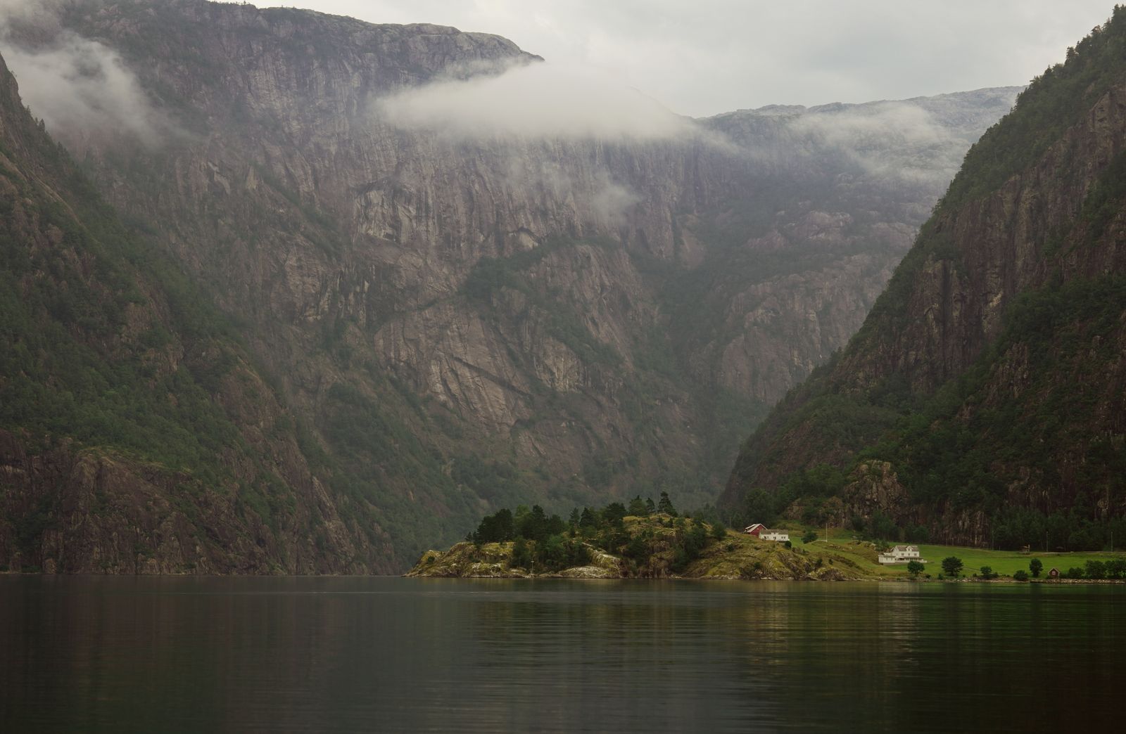 Le fjord sous la brume