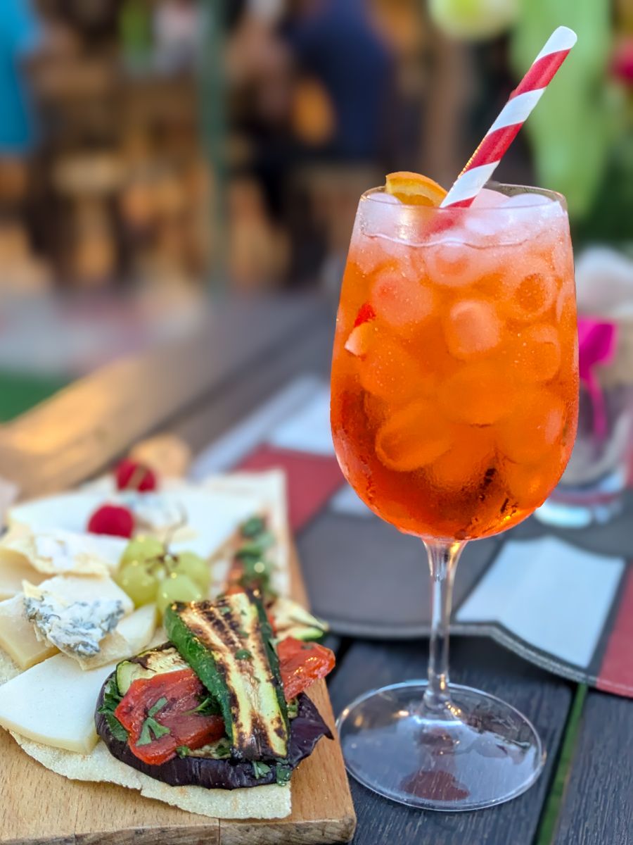 Aperol spritz en borrelplank op een zonnige Italiaanse buitentafel