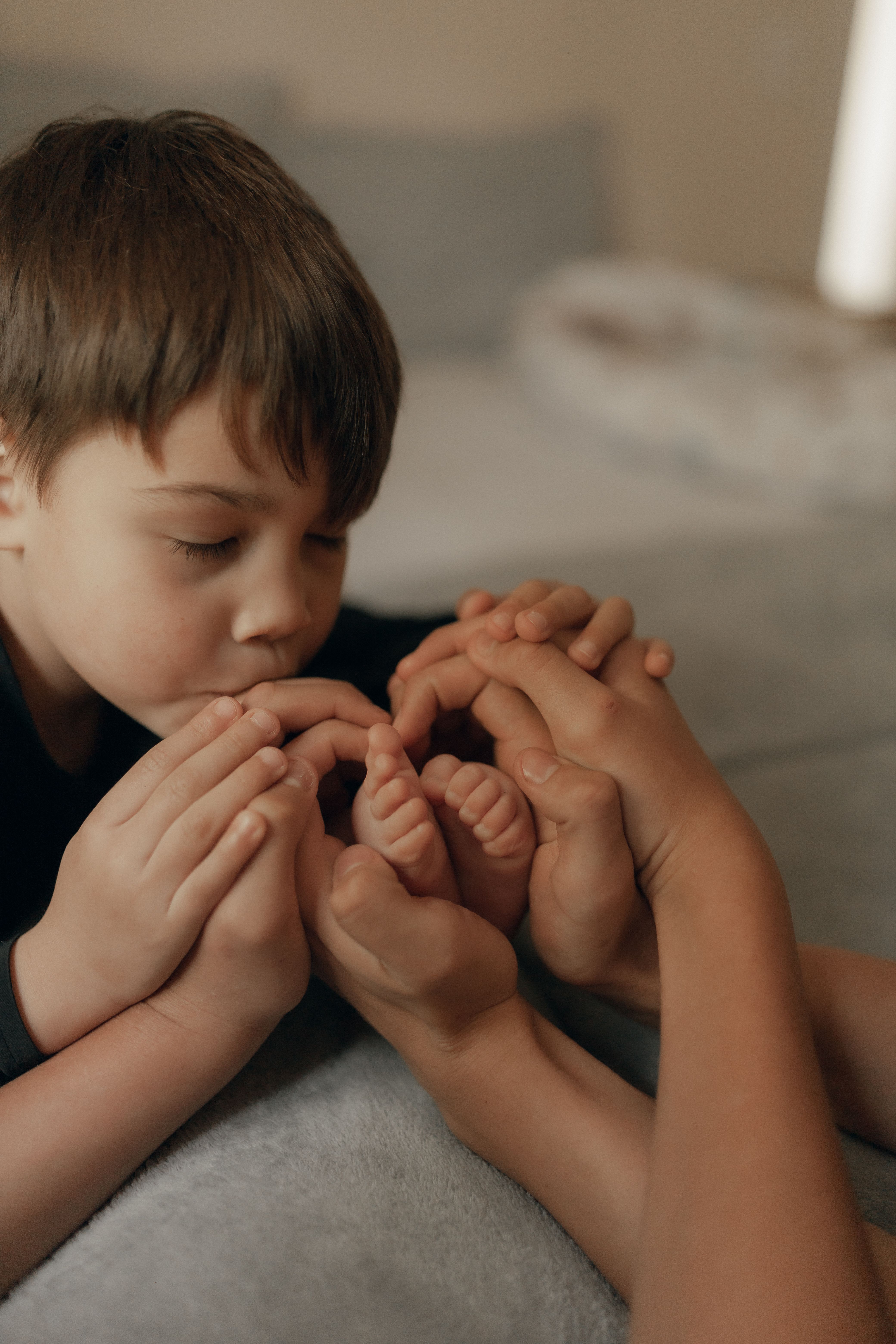 Fratrie bébé et grand enfant cohabitation été à la maison 
