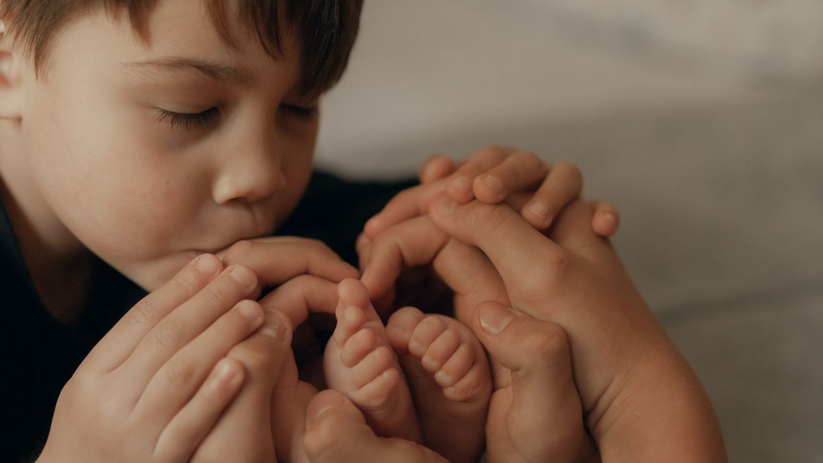Fratrie bébé et grand enfant cohabitation été à la maison