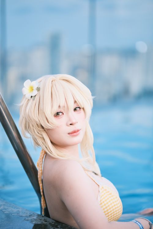 Free A captivating portrait of a cosplayer relaxing by a pool, showcasing elegance and charm. Stock Photo