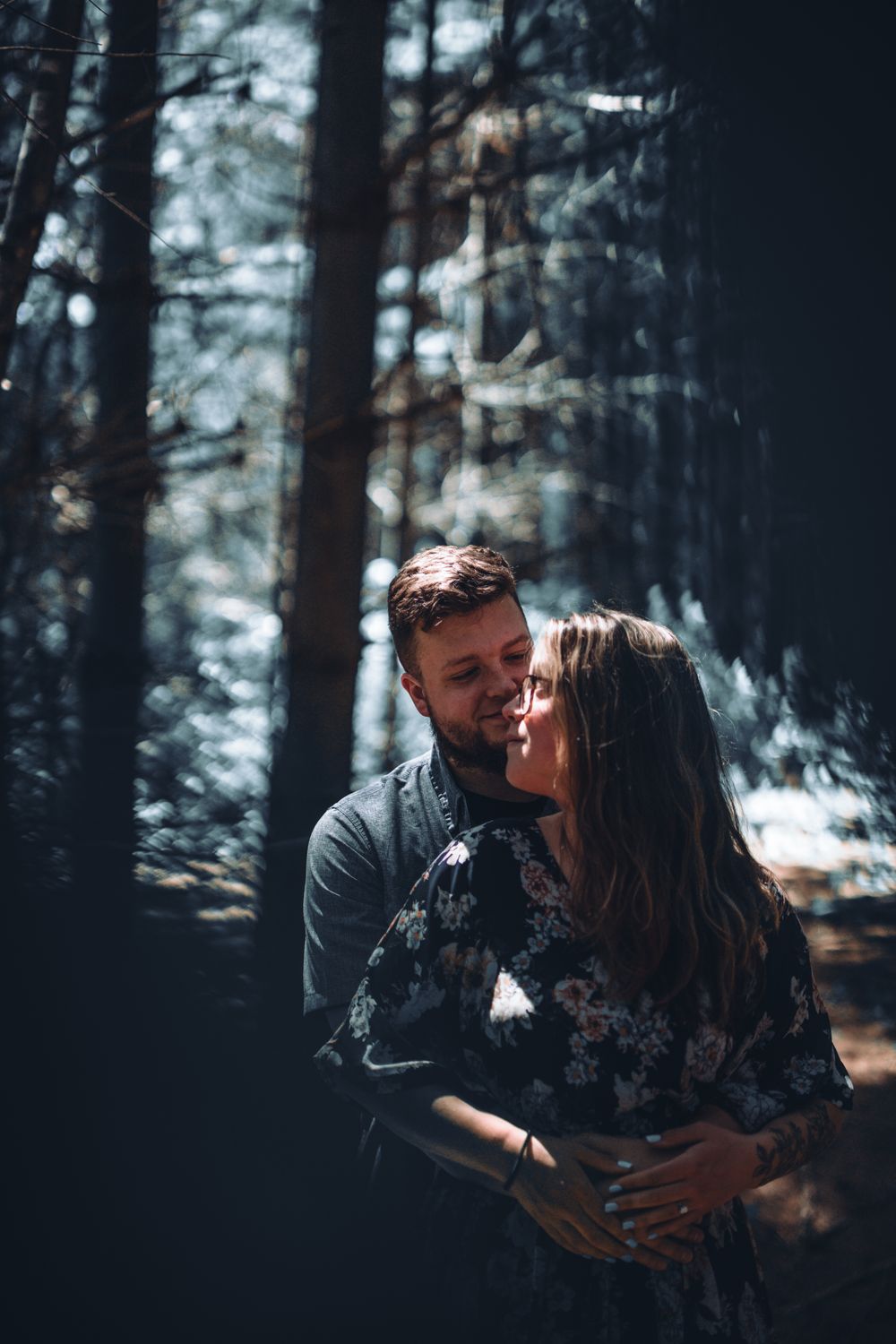 Romantic Couple in Sunlit Forest Embrace · Free Stock Photo