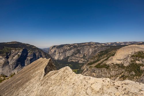 Free Stunning landscape of Yosemite National Park under a clear blue sky. Stock Photo