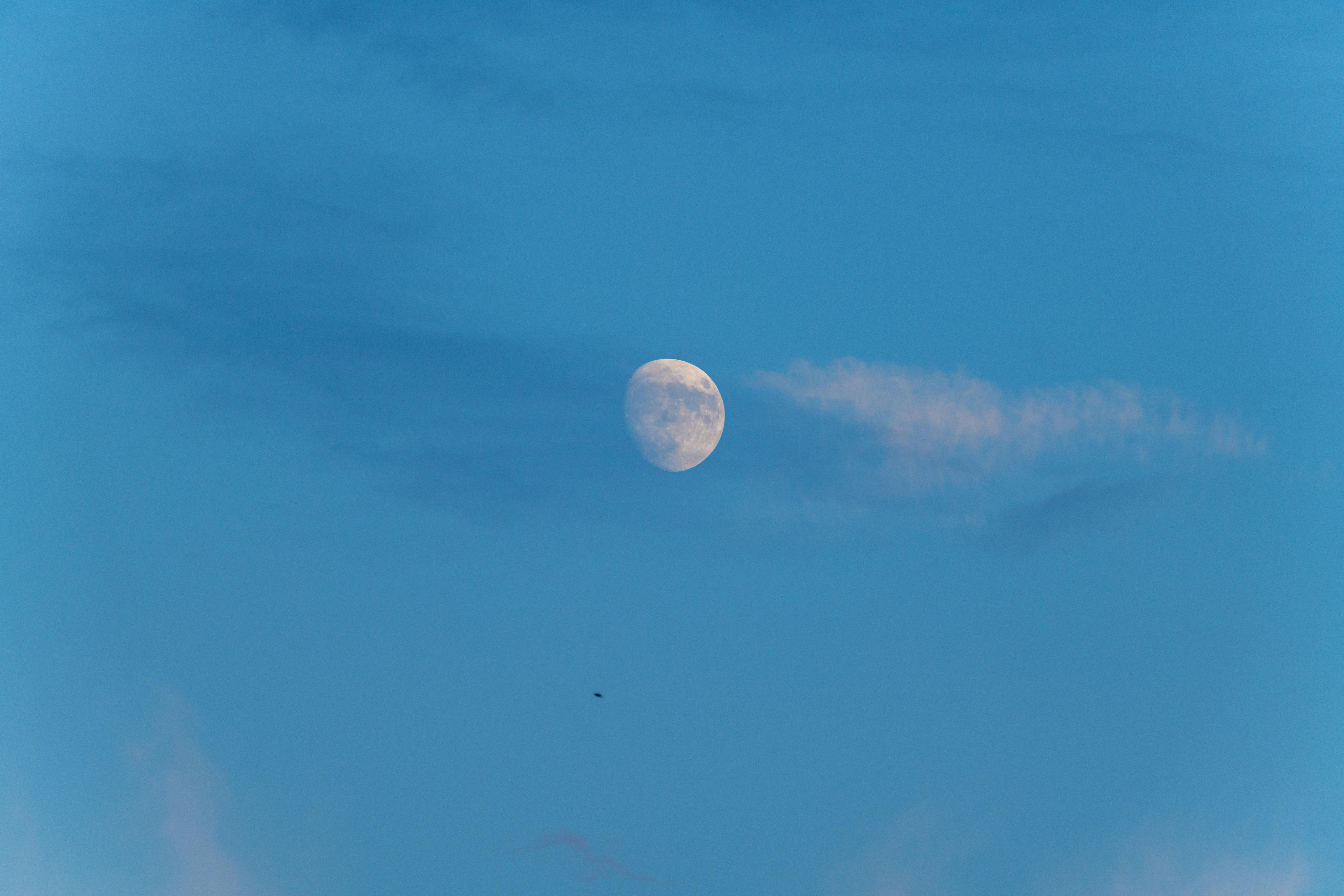Full Moon in a Cloudy Sky · Free Stock Photo