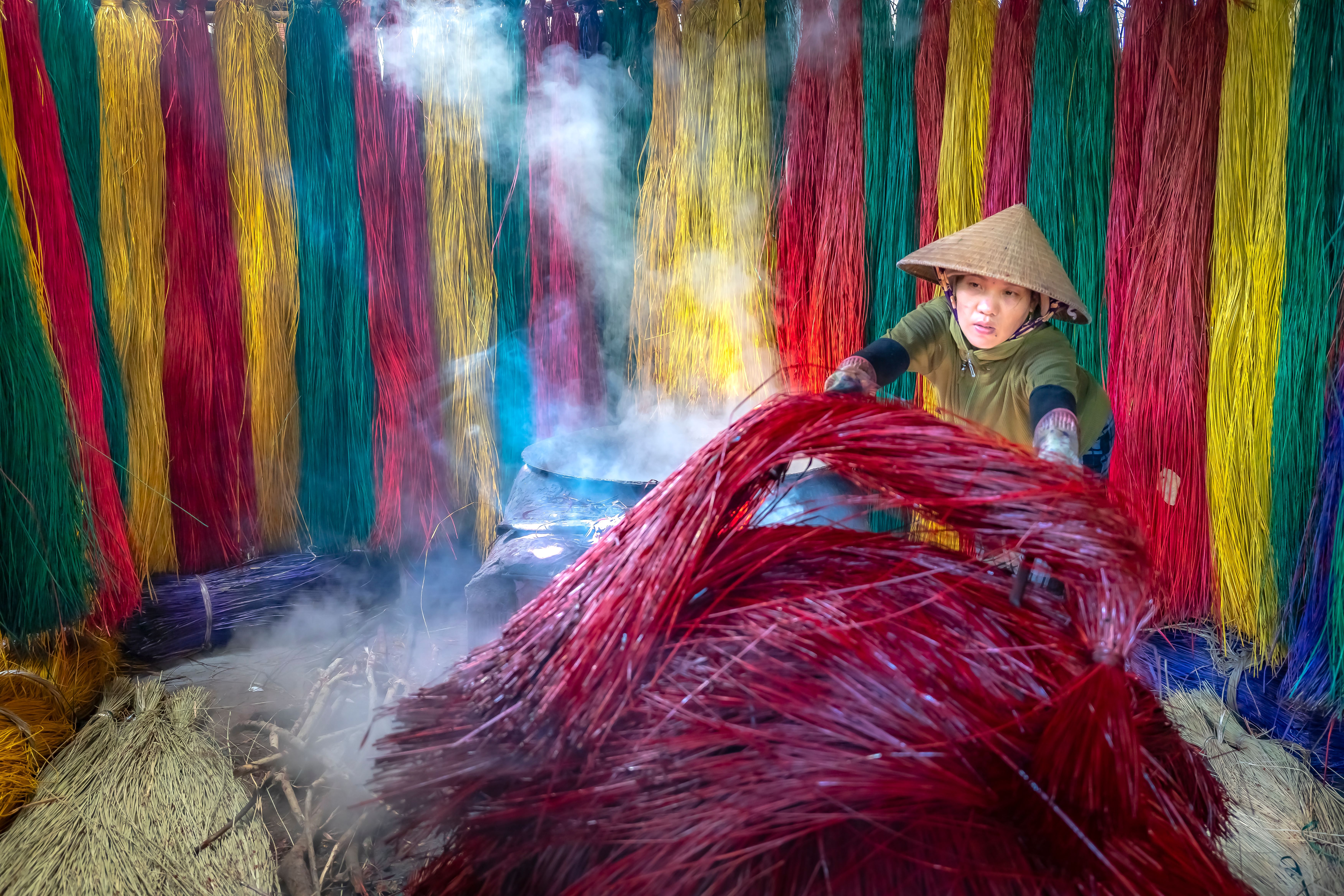 Proceso Tradicional De Teñido De Textiles En Asia · Foto de stock gratuita