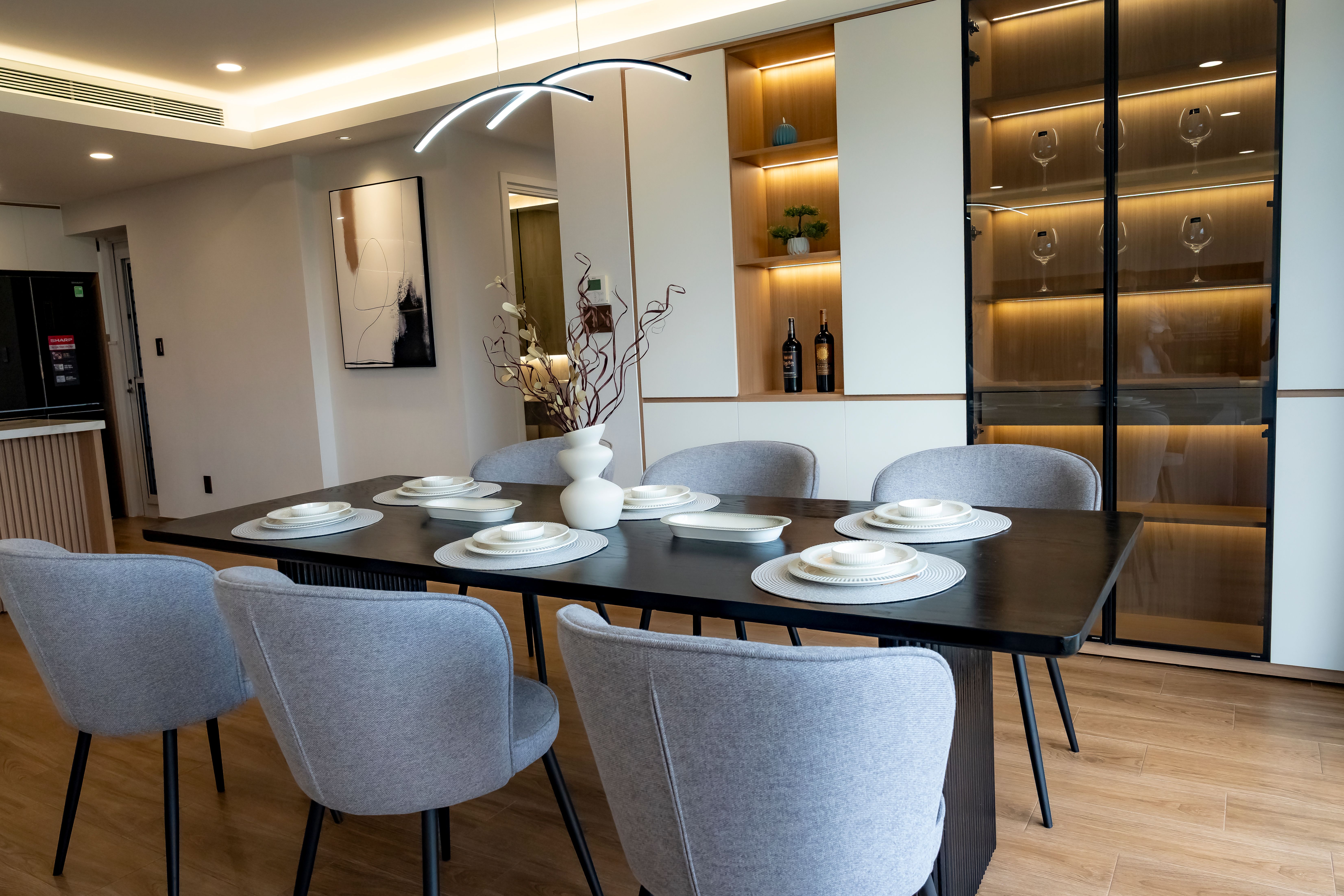 Elegant Modern Dining Room with Minimalist Decor · Free Stock Photo