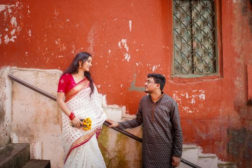 Free Beautiful pre-wedding photo of a Bengali couple in traditional attire, Kolkata. Stock Photo