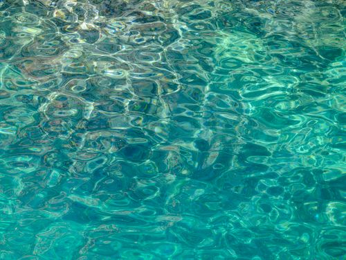 Free Experience the tranquil turquoise waters of Antalya, Türkiye, with these calming ocean waves. Stock Photo