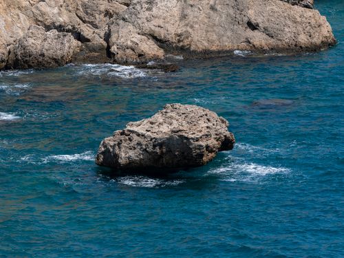 Free Tranquil coastal scene showcasing rugged rocks and deep blue ocean waves. Stock Photo