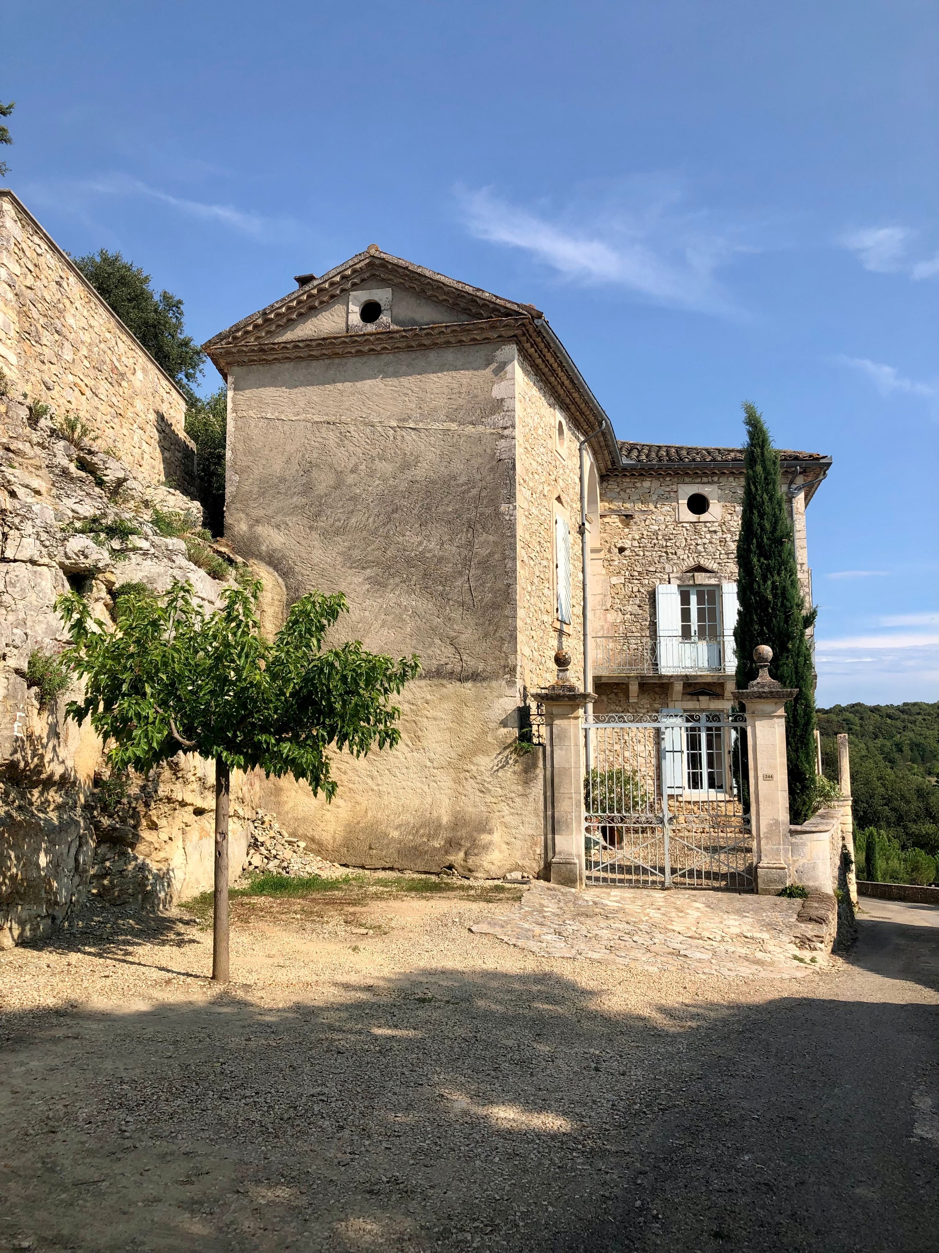 Maison en pierre dans la campagne française