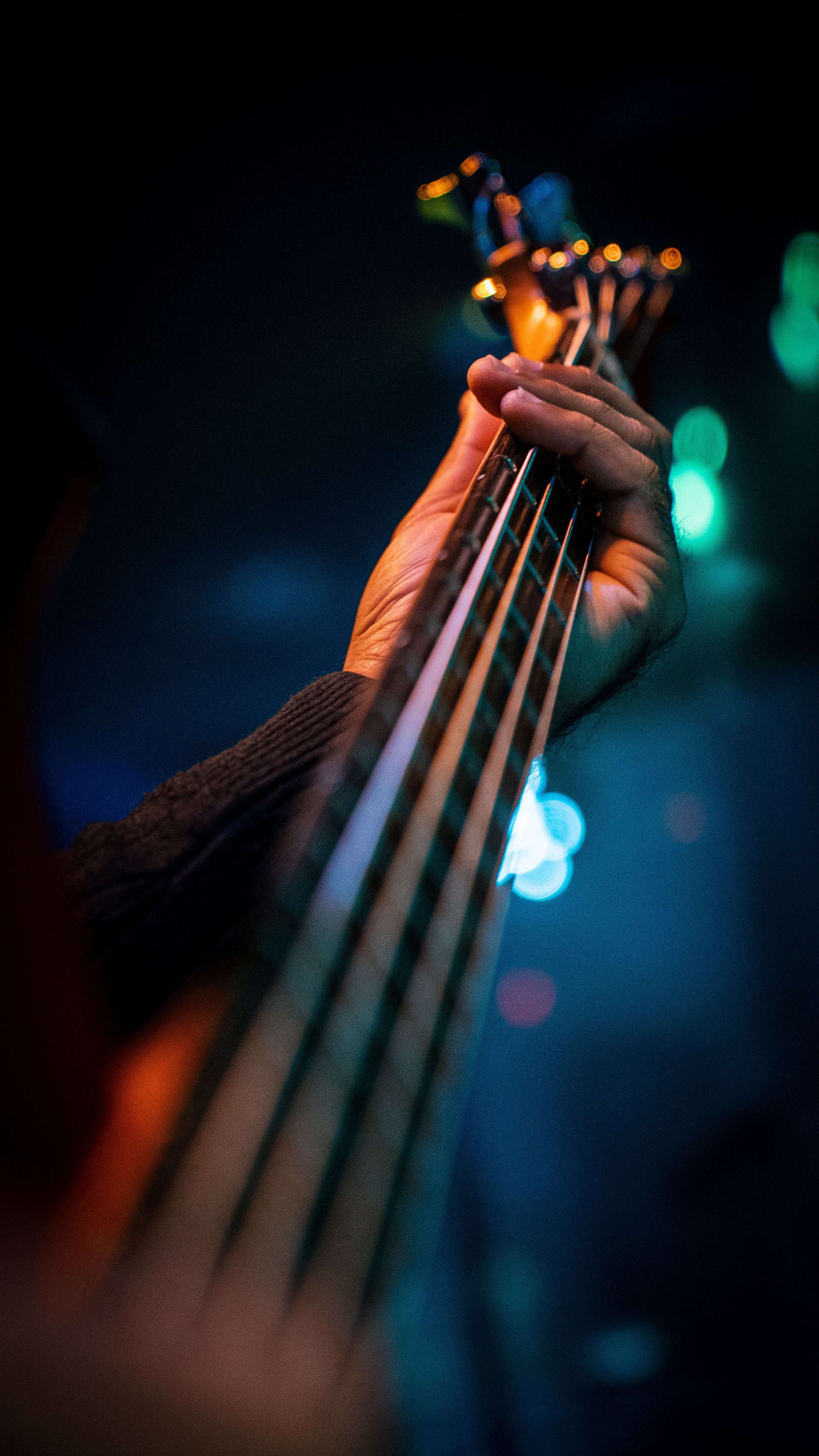 Dây đàn guitar bass cận cảnh dưới ánh sáng sân khấu