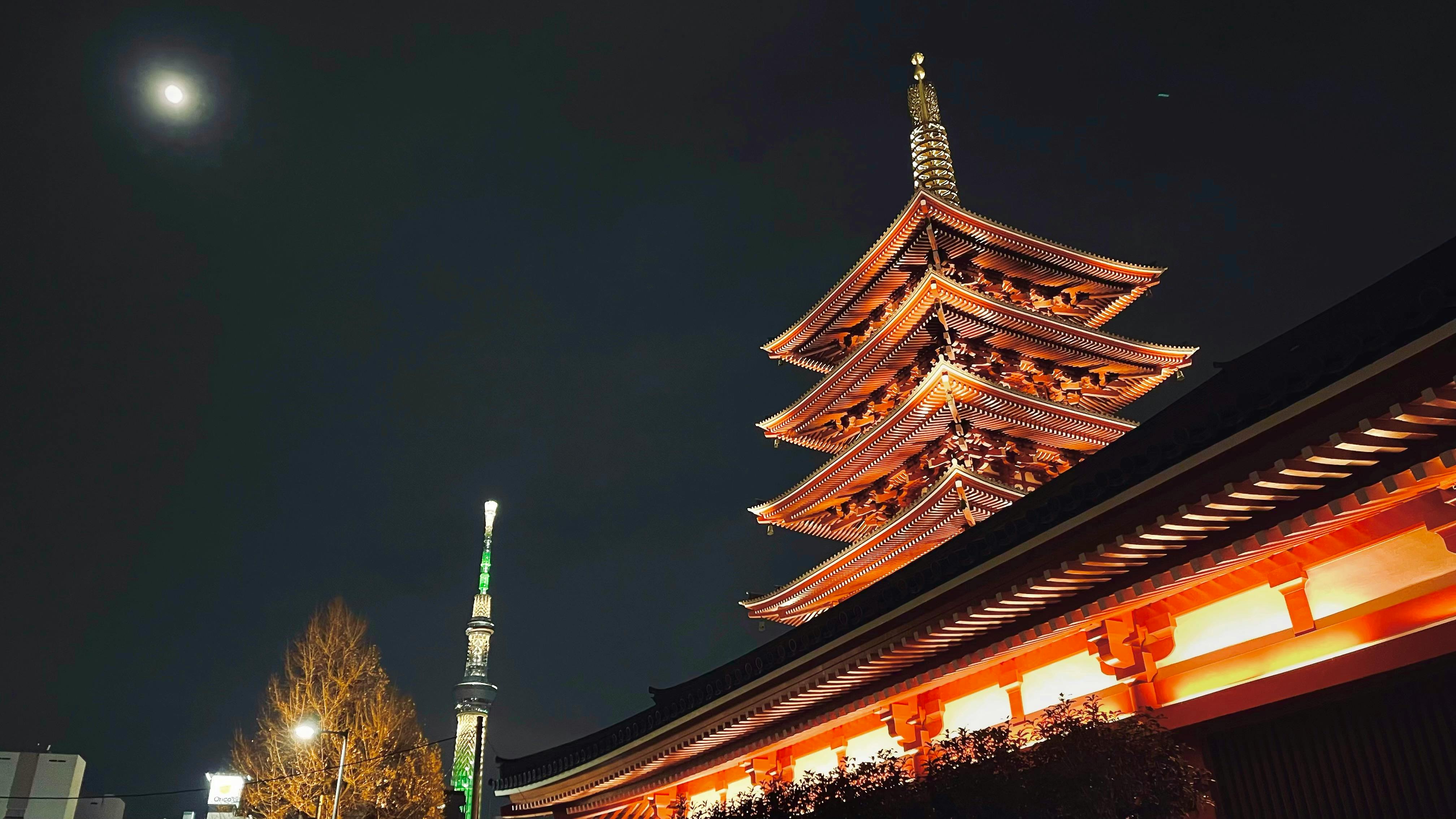 Illuminated Senso-ji Pagoda with Tokyo Skytree at night in Asakusa, Tokyo.