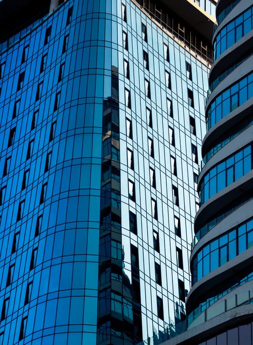 Free Contemporary architectural design of a glass skyscraper in Tbilisi, reflecting urban elegance. Stock Photo