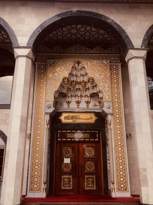 Free A beautifully ornate mosque entrance featuring intricate patterns and architectural details. Stock Photo