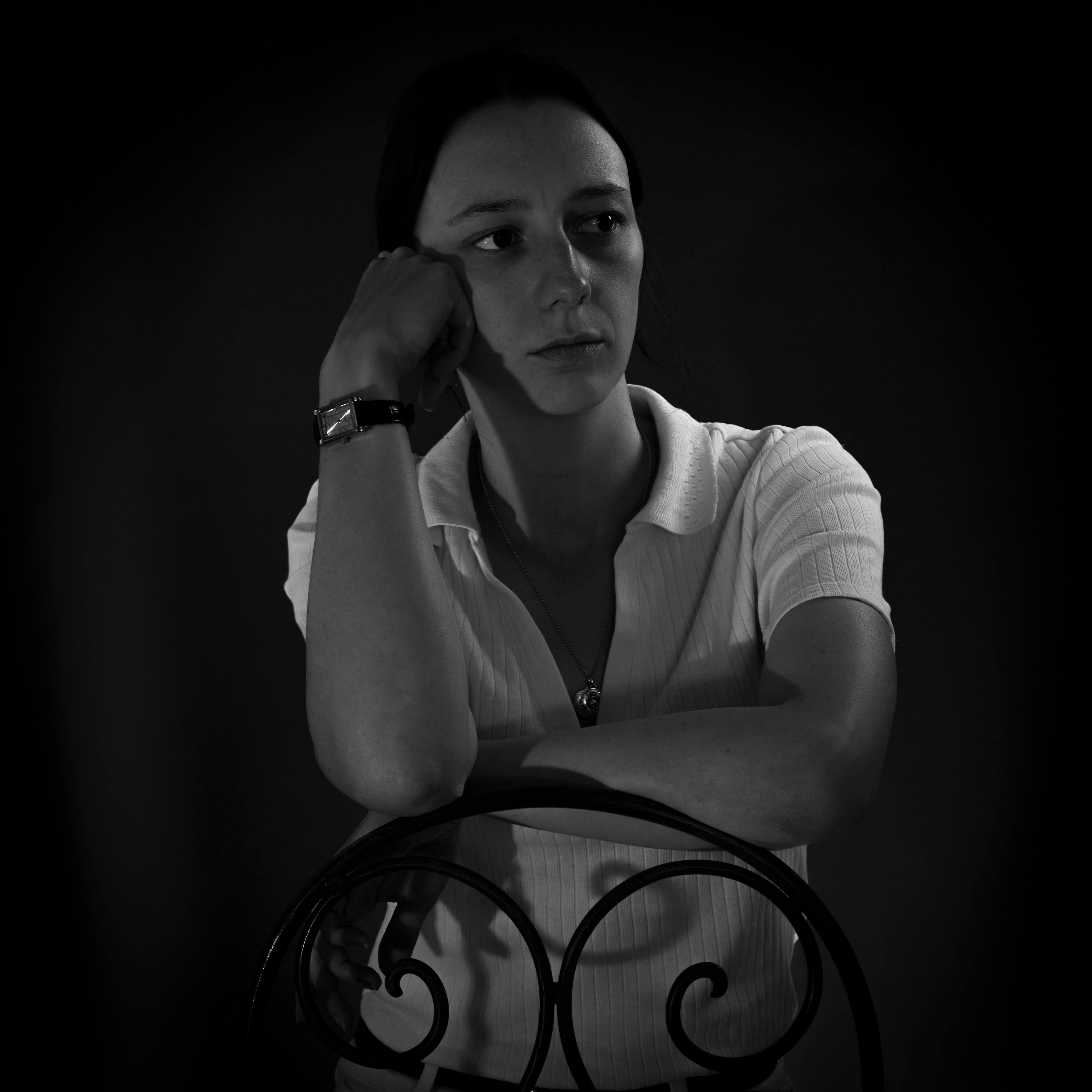 бесплатная Художественный черно-белый портрет женщины в задумчивой позе. Стоковое фото