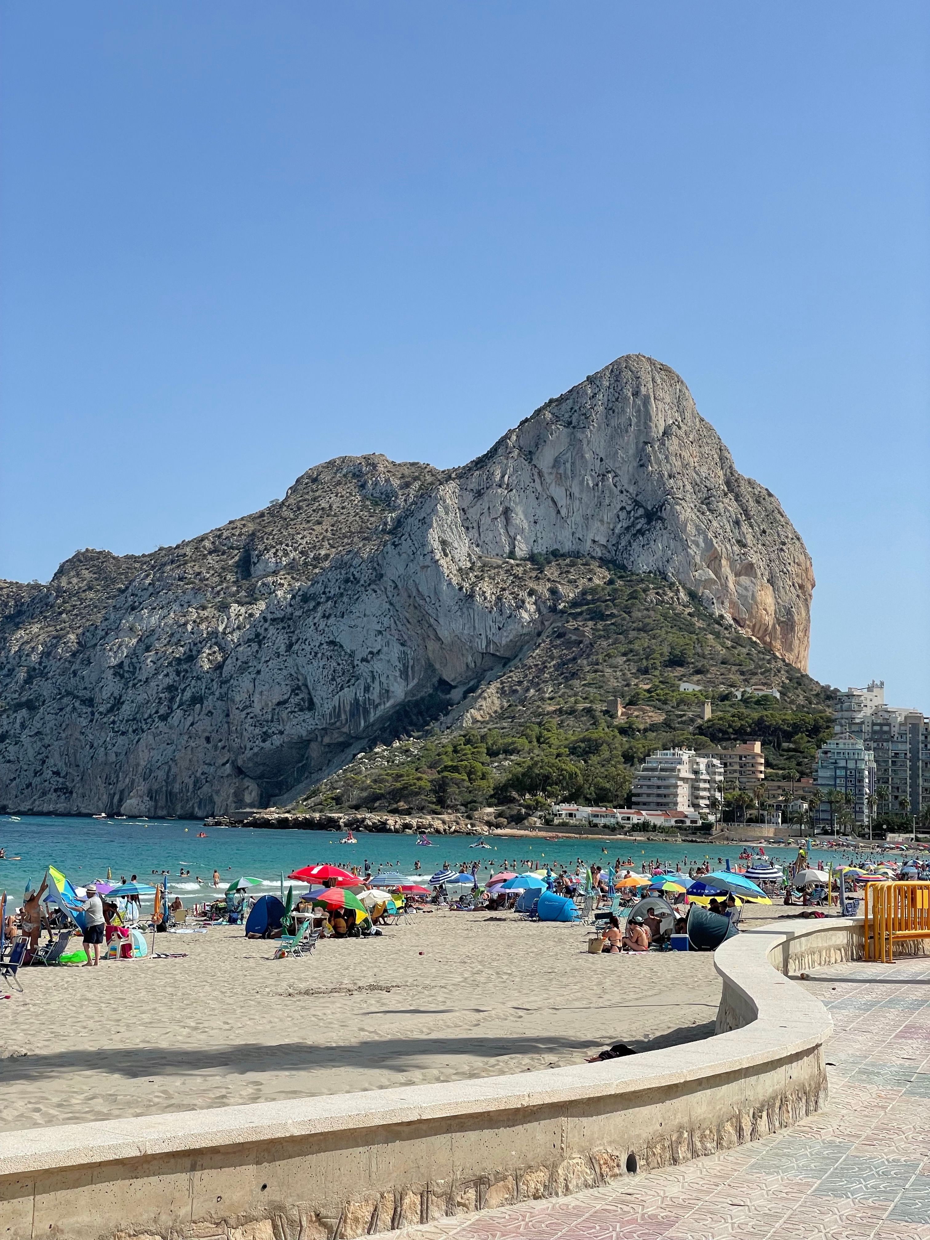 ¡Calpe asequible!. Calpe es imposible, pero apartahotels 4* junto a la playa hasta tres pax son solo 31 Euros p/p