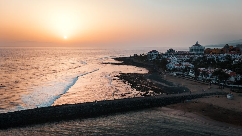 Costa Adeje op Tenerife bij zonsondergang vanuit de lucht