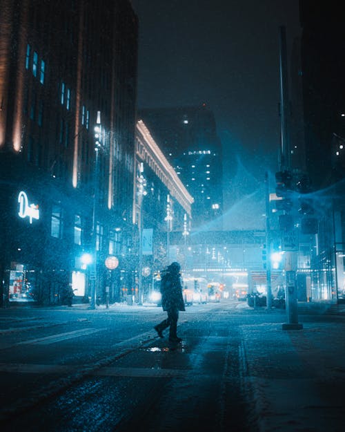 晚上穿越城市街道的行人专用道的剪影