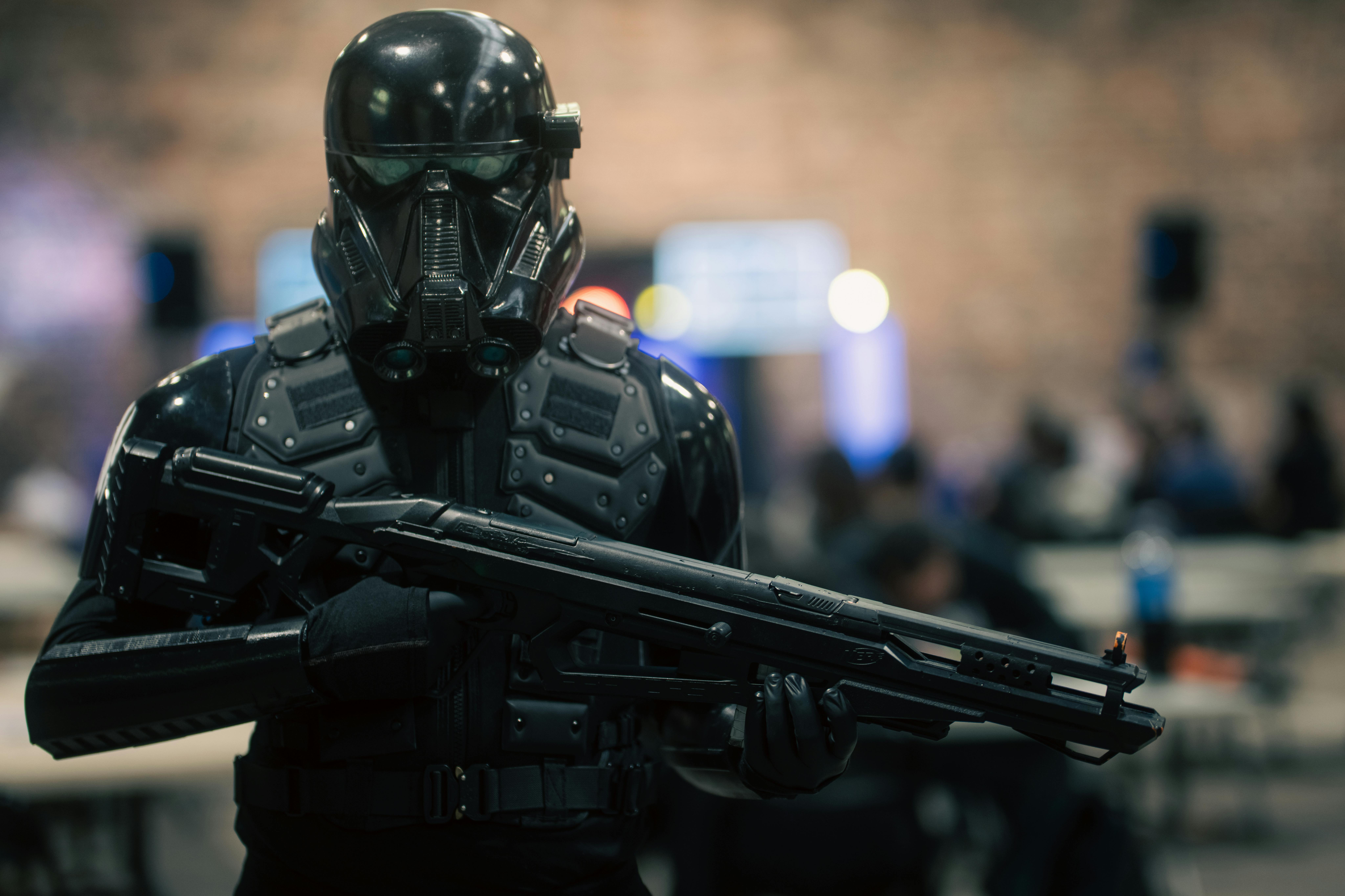 Cosplayer dressed in futuristic armor at anime convention in San José, Costa Rica.