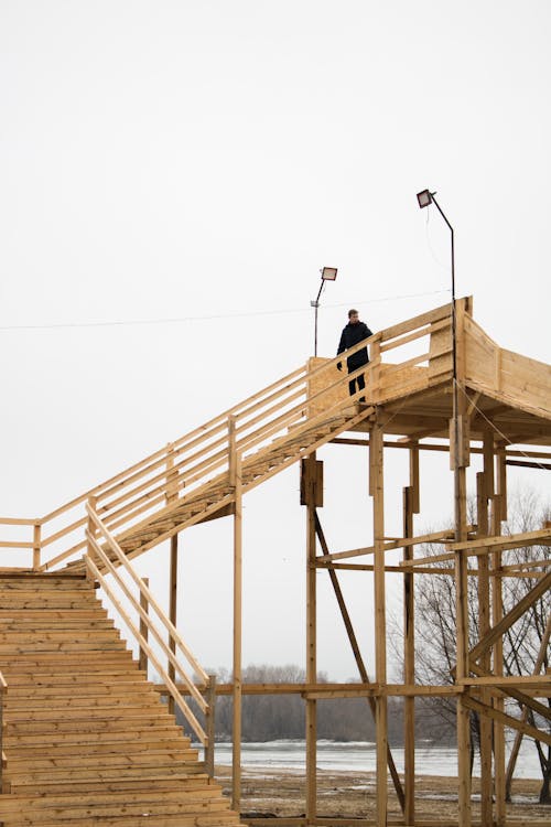 無料 木製の橋の上に立っている人 写真素材