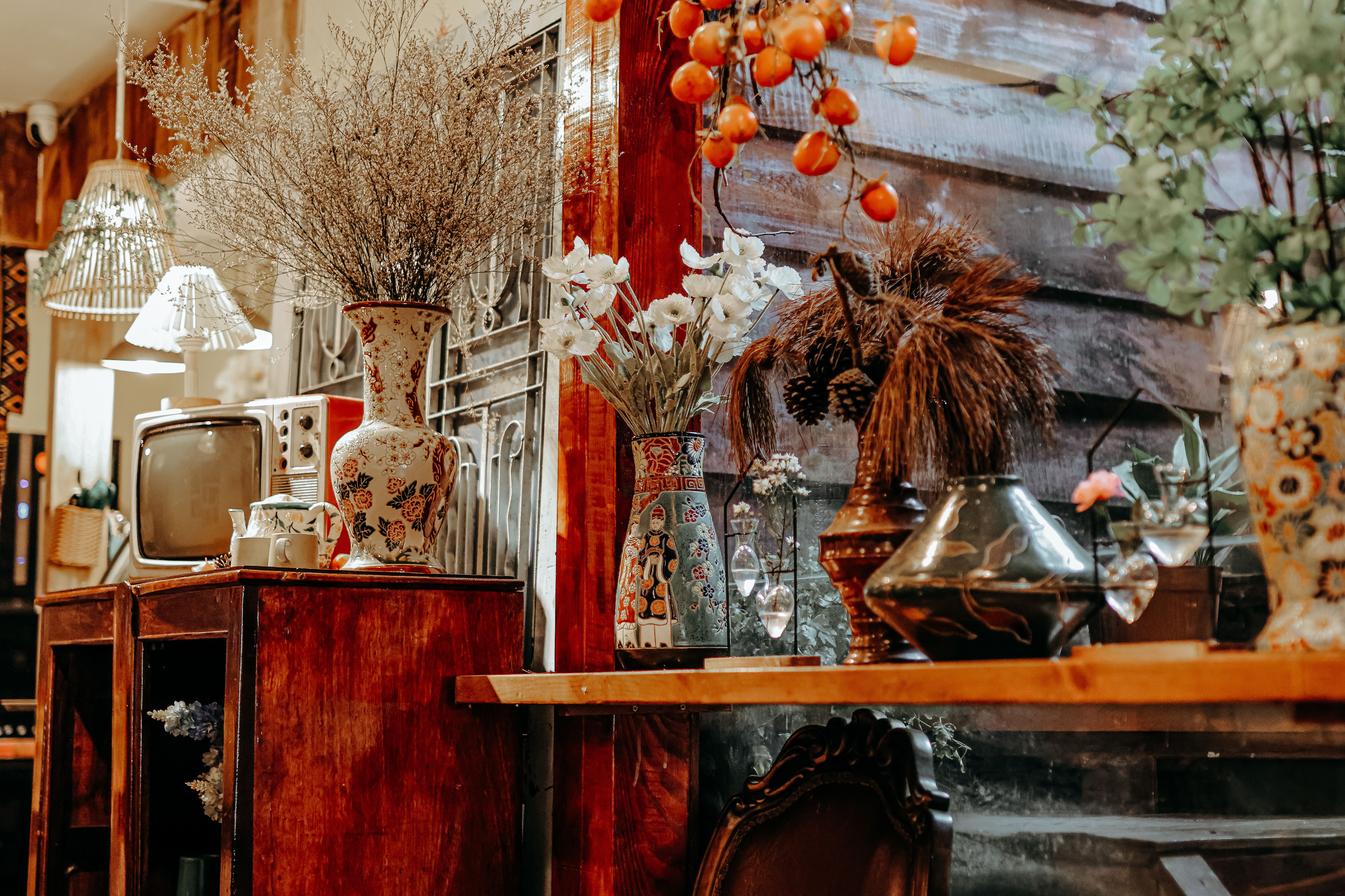 Vintage Rustic Interior with Floral Arrangements · Free Stock Photo