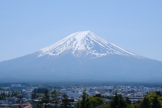 科学家监测研究火山活动