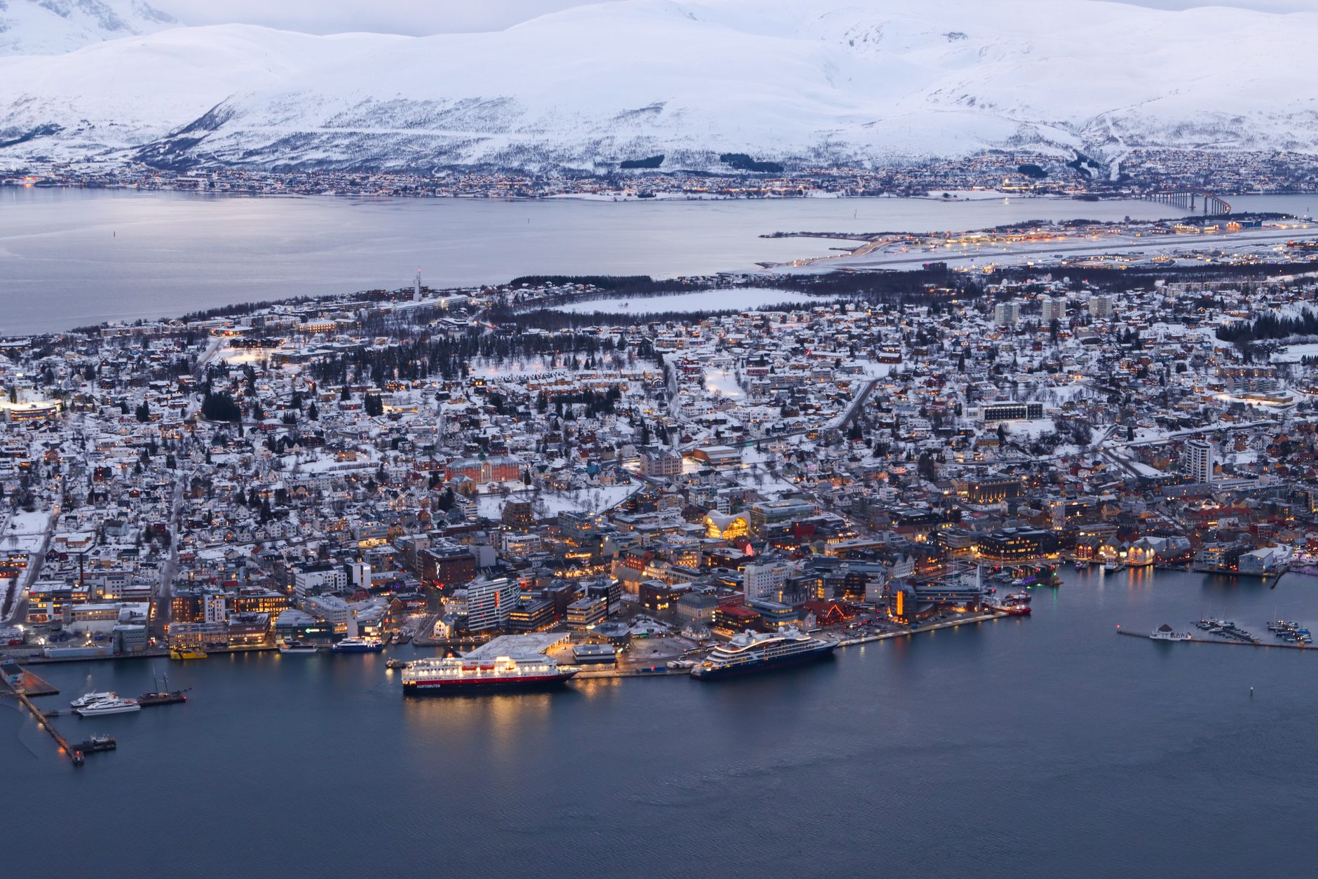 전세자금대출 조건|2025년 최신 정보 확인 12 Stunning aerial panorama of Tromsø with snow-covered landscape and fjord in winter.