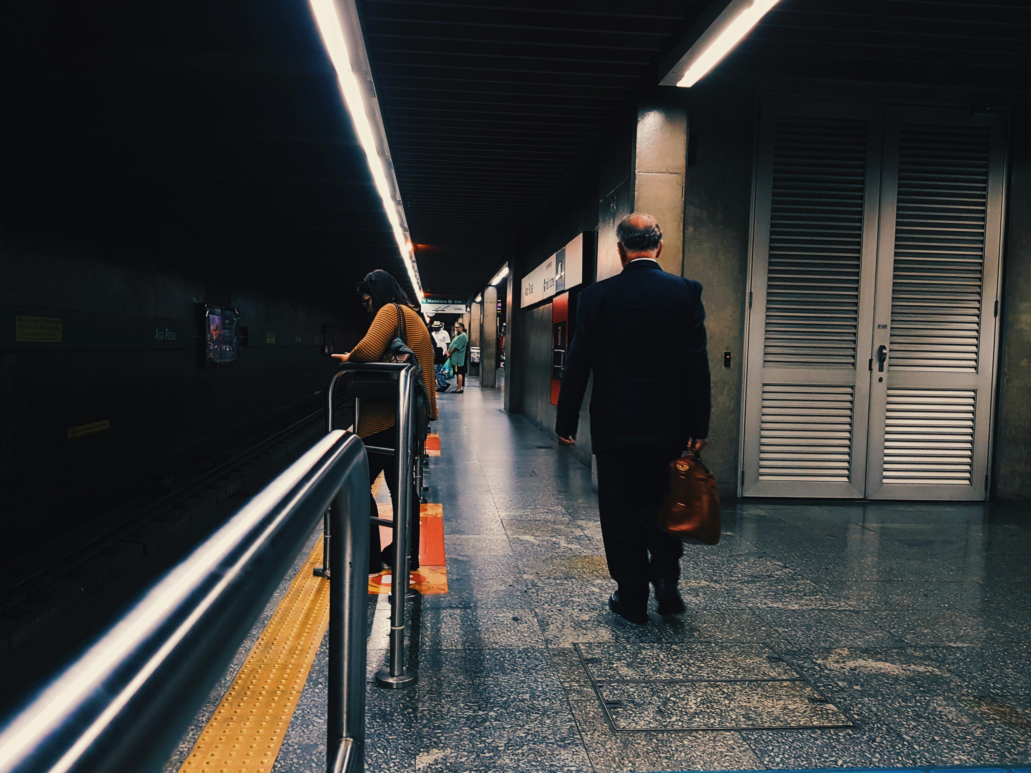 Morgan 'L' station platform at rush hour - west loop rentals