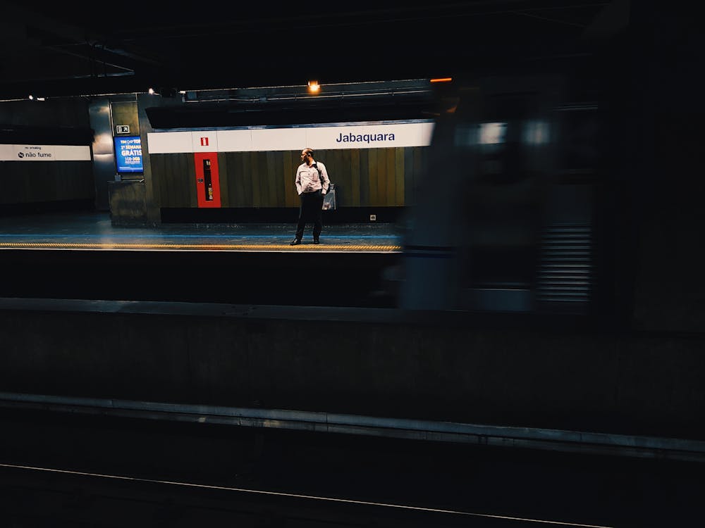 Mann, Der In Der U Bahn Plattform Steht