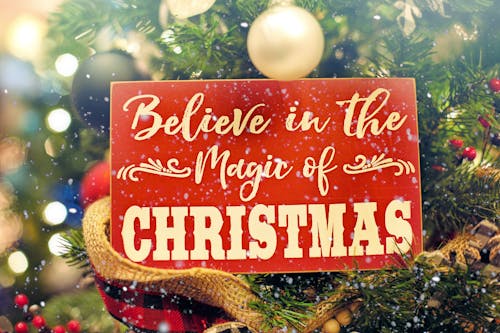 クリスマスの看板の魔法を信じるの浅い焦点の写真