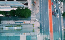 从高处俯拍，十字路口车水马龙，行人穿梭