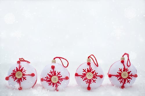 四个白色和红色圣诞球