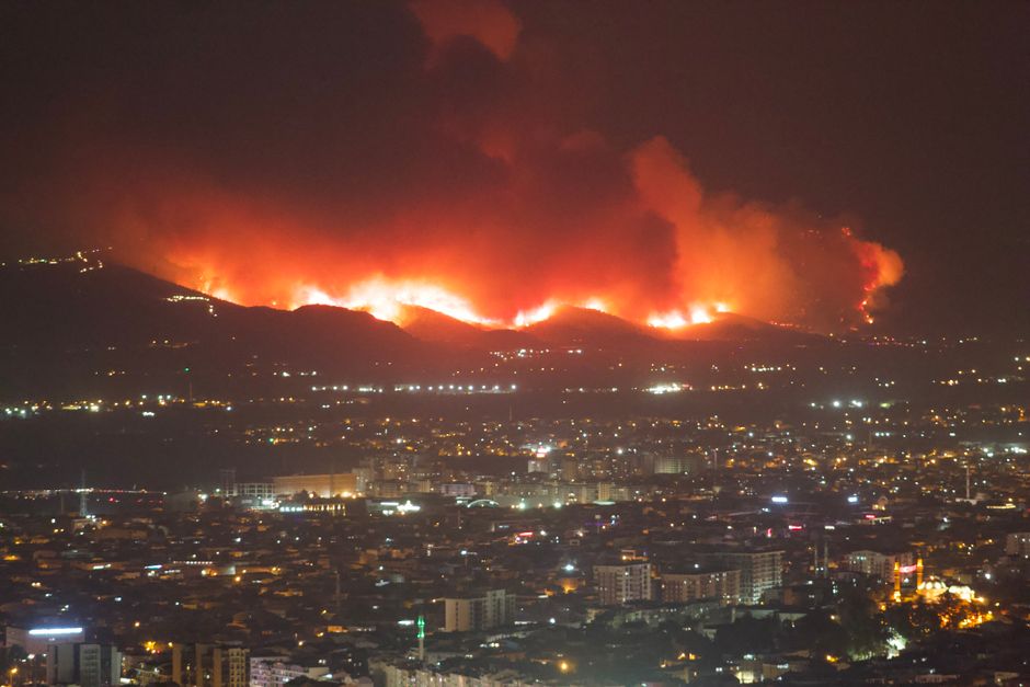 Immagine di copertina: Creta in fiamme: ottomila evacuati, tre vigili del fuoco perdono la vita
