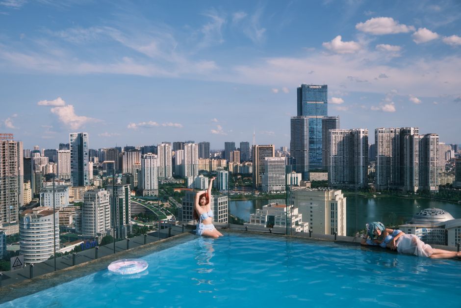 Zero-edge rooftop pool with views of the San Diego horizon - luxury apartments with sky deck Zero-edge rooftop pool with views of the San Diego horizon - luxury apartments with sky deck