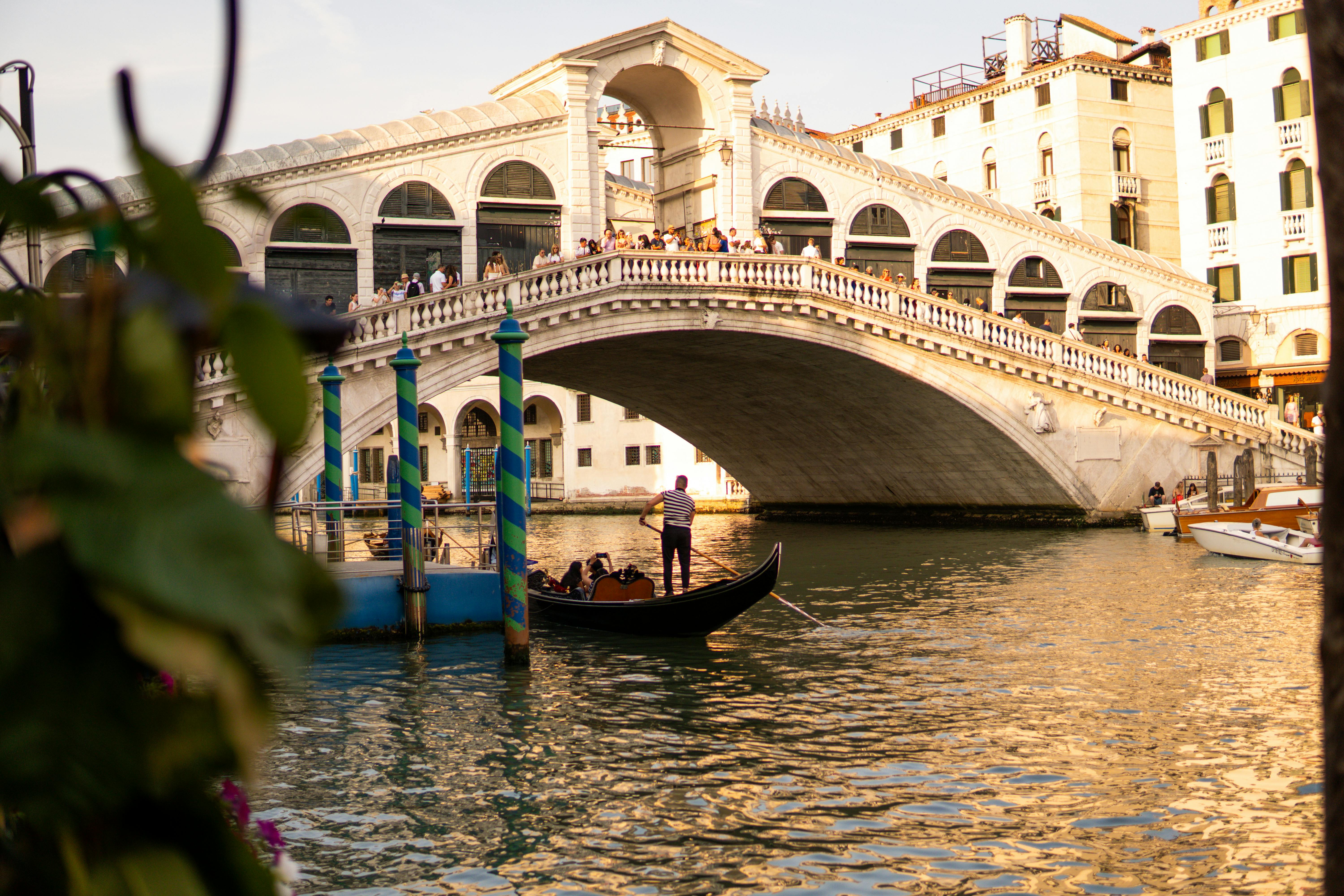 Velencei gondolázás titkai: árak, útvonalak, tippek – Venice Rialto Bridge morning light
