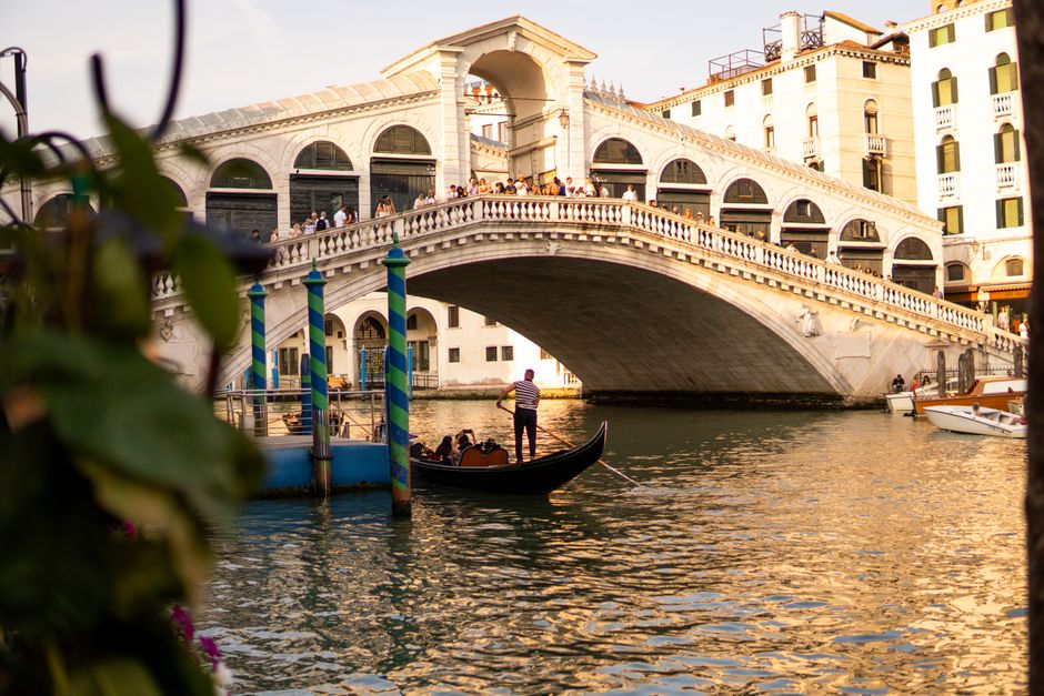 Velencei gondolázás titkai: árak, útvonalak, tippek – Venice Rialto Bridge morning light