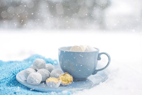 Kue Kering Dekat Mug Keramik Biru Di Piring Bulat