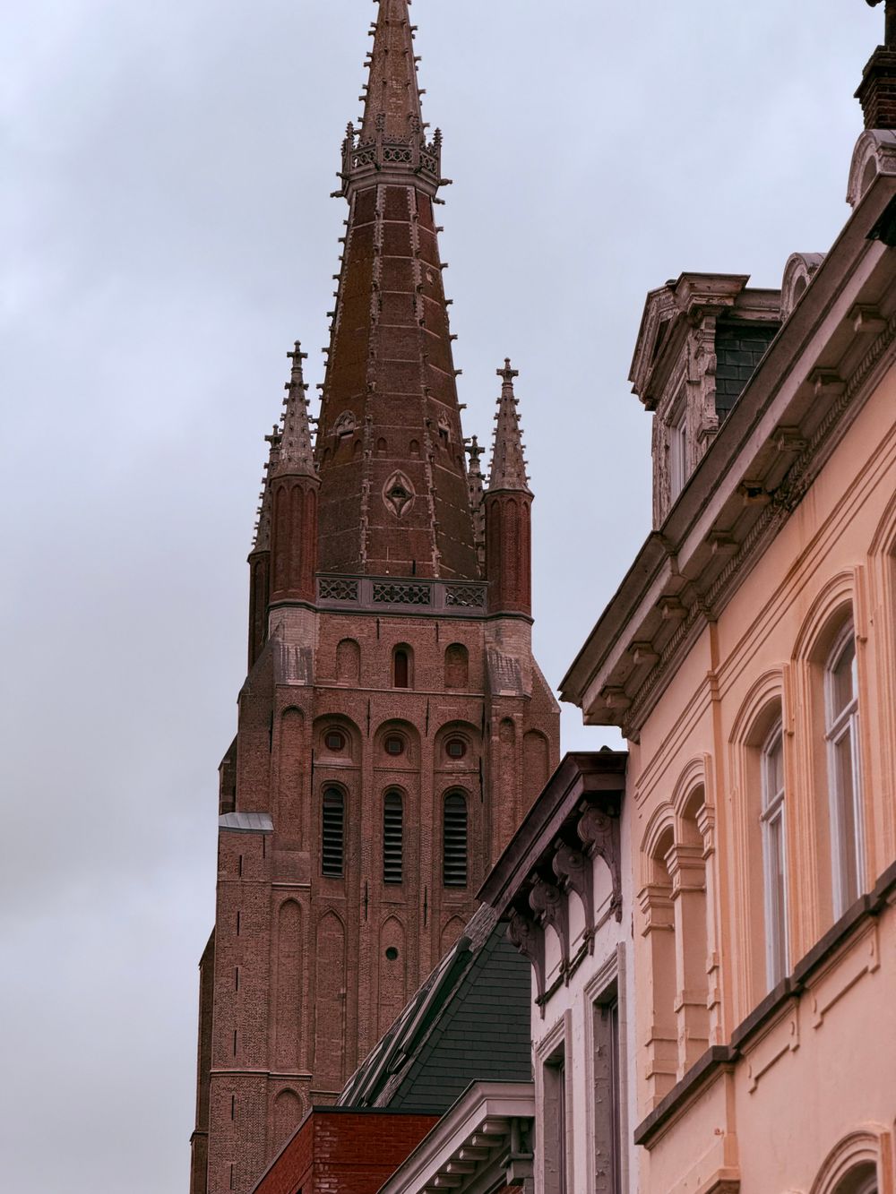 Turnul catedralei Sfântul Salvator din Bruges, văzut de pe o stradă îngustă