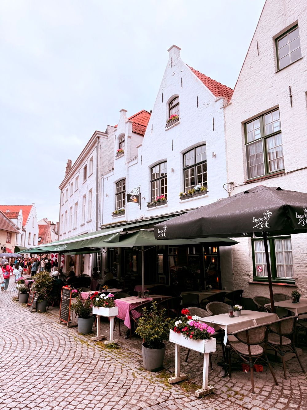 Cafenea cu terasă pe o stradă liniștită din Bruges