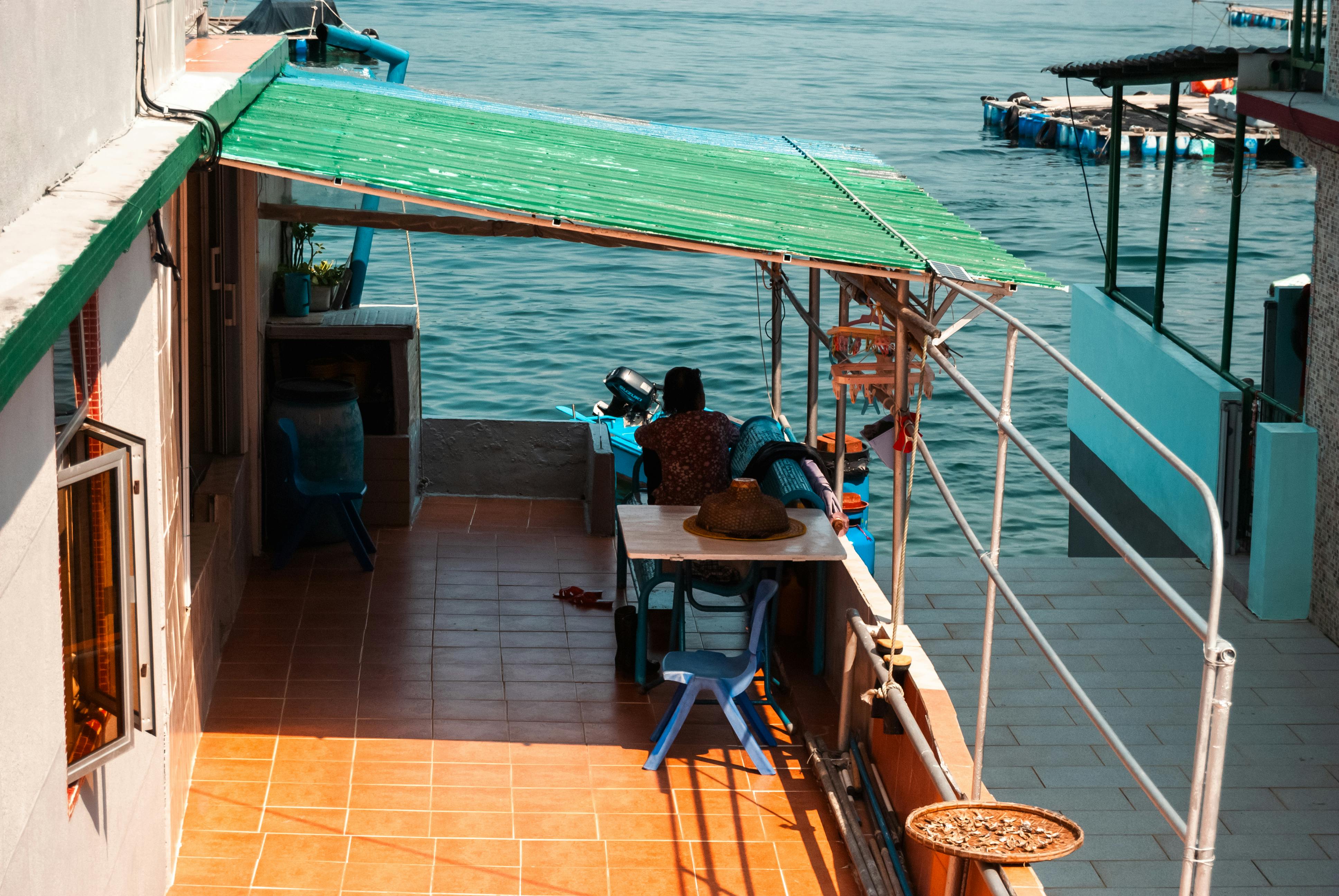 Terrasse mit ausgefahrener Markise über Esstisch, klarer Schattenbereich und freie Laufwege