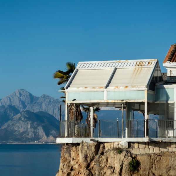 Cliffside guesthouse above the sea, photo by Ayşegül Aytoren on Pexels