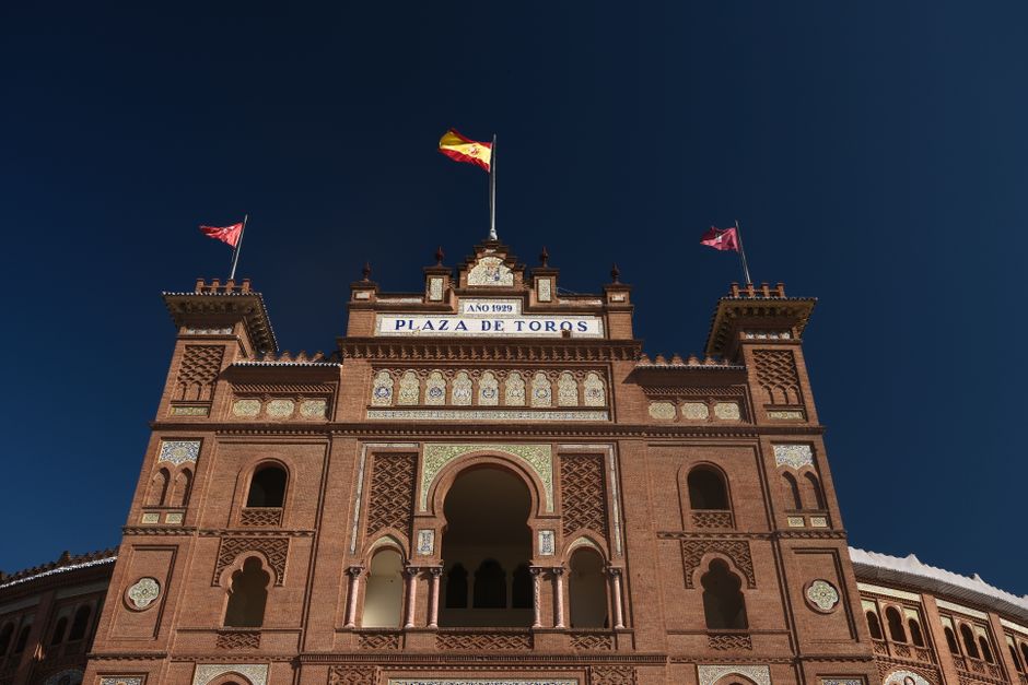 Vista exterior de la icónica Plaza de Toros de Madrid bajo un cielo azul claro.