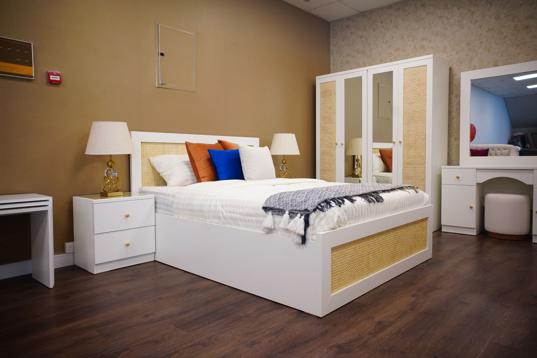 睡前滑手機睡不著?先調對臥室光線就好睡 Chic modern bedroom featuring white furniture and warm lighting for a cozy ambiance.