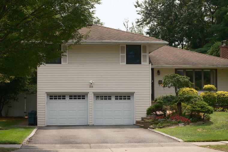 Suburban house with double garage — photo by Mingyang LIU on Pexels