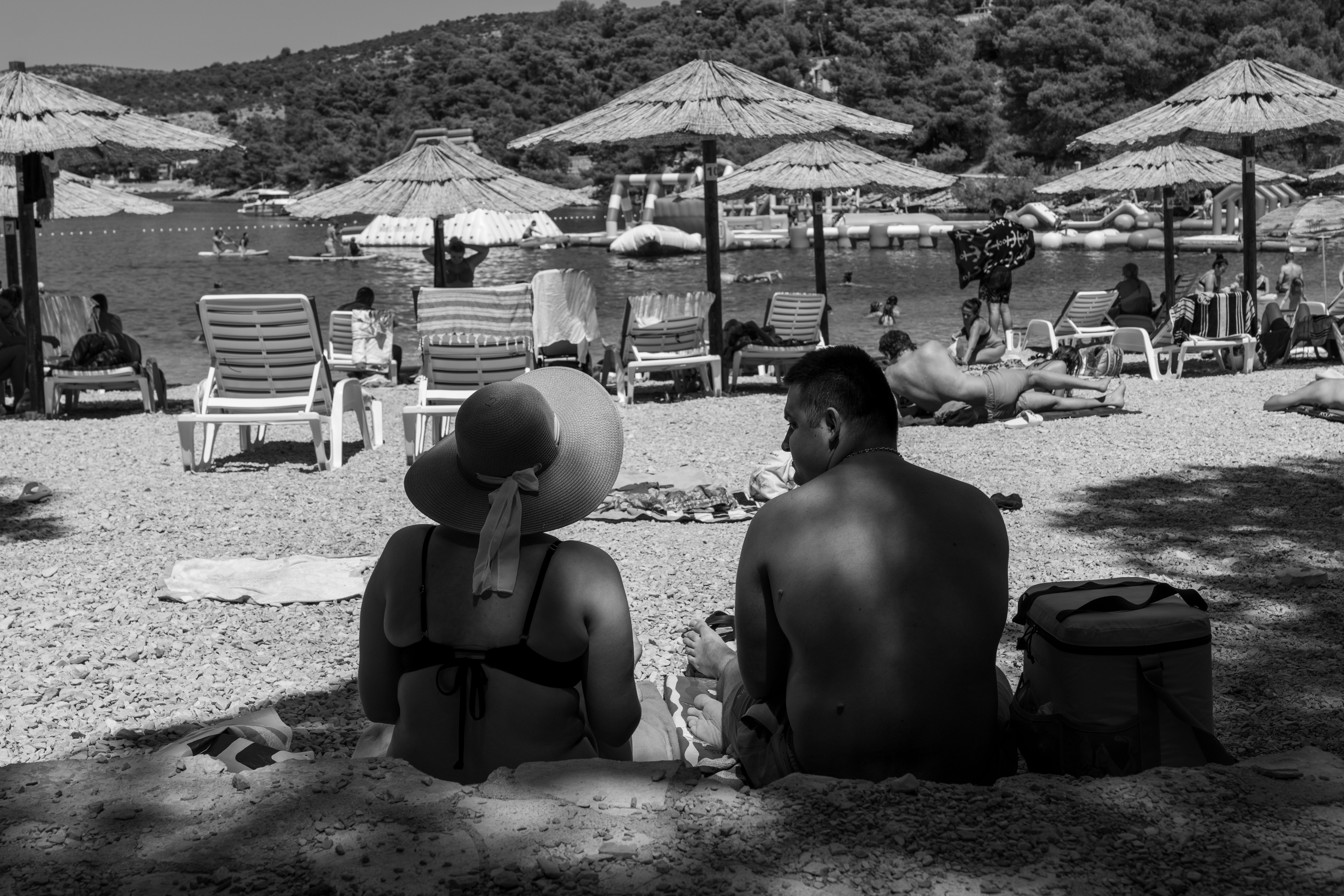 Familie am Strand mit Sonnenschutz – entspannt im Schatten