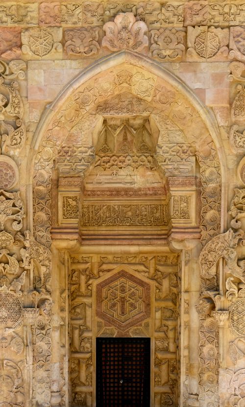 Free Elegant Islamic arch with intricate stone carvings and geometric patterns, showcasing historical craftsmanship. Stock Photo
