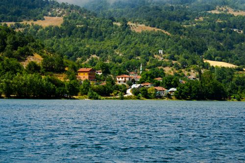 Free Beautiful landscape of Göynük, Bolu, Türkiye with a serene lake and lush green hills. Stock Photo