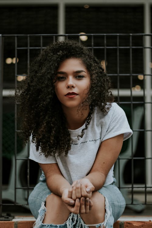 Foto De Enfoque Superficial De Mujer En Camiseta Blanca